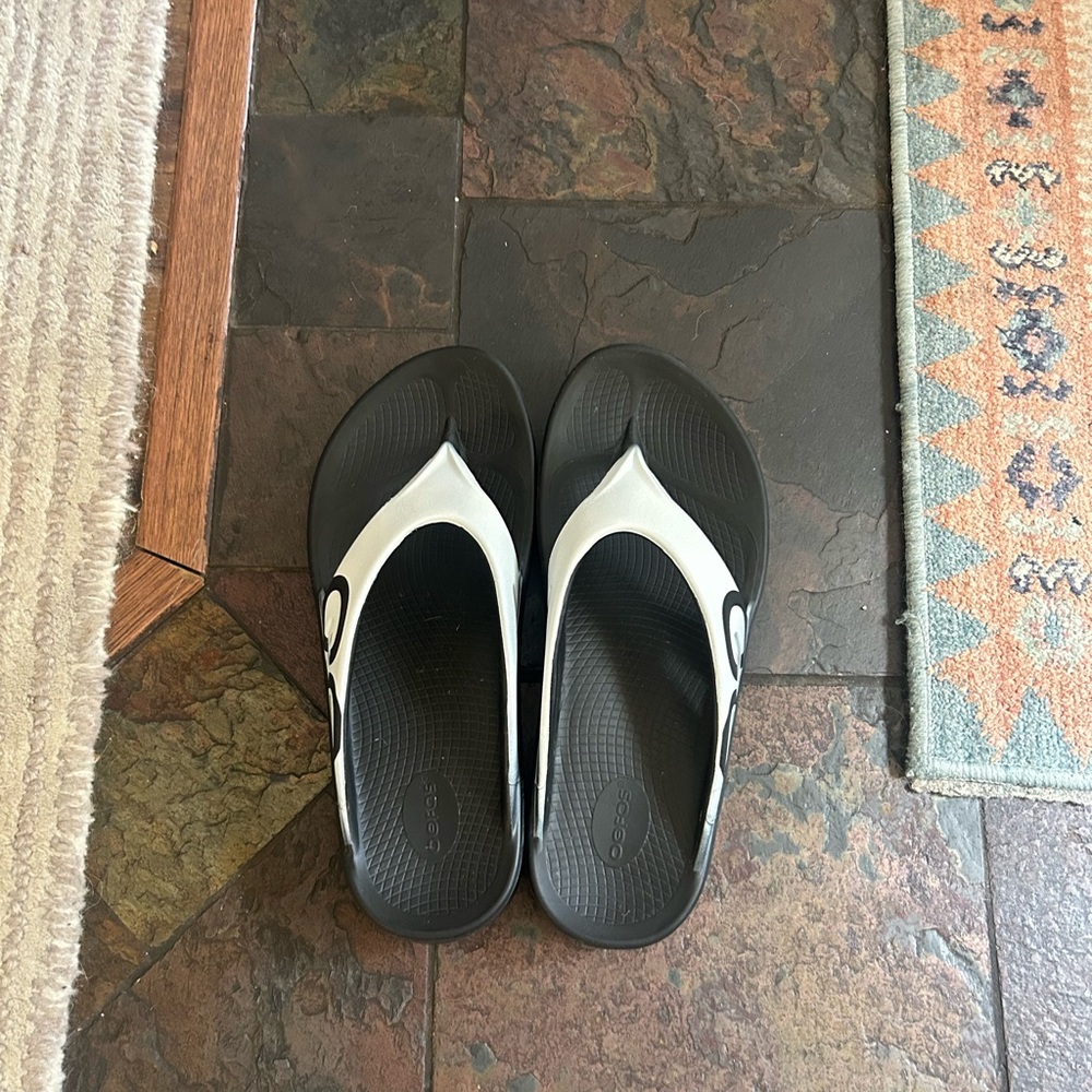 COPY - Oofos original sandals, size 14- NWOT